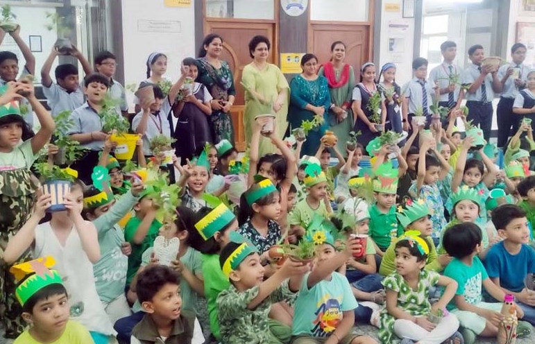 सी.एम.एस. छात्रों ने मनाया वन महोत्सव, धरती को हरा-भरा रखने का दिया संदेश