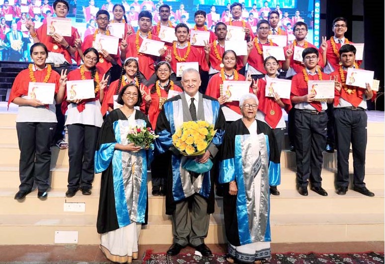 सी.एम.एस. छात्रों ने निकाला चरित्र निर्माण मार्च मेधावी छात्रों का हुआ सम्मान