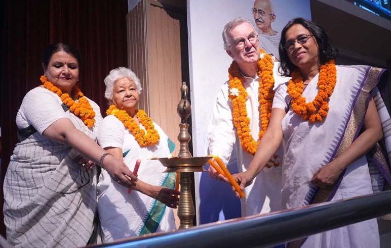 ‘अहिंसा मार्च’ निकालकर बापू के सपनों को साकार करने का संदेश दिया सी.एम.एस. शिक्षकों ने ‘अहिंसा मार्च’ निकालकर बापू के सपनों को साकार करने का संदेश दिया सी.एम.एस. शिक्षकों ने