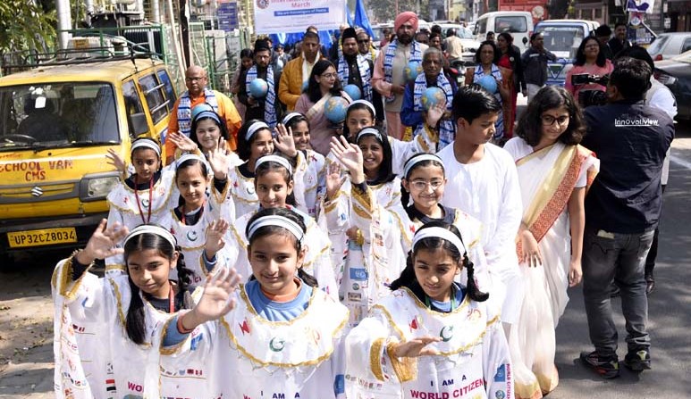 सी.एम.एस. छात्रों ने निकाला ‘धार्मिक सद्भावना मार्च’ सी.एम.एस. छात्रों ने निकाला ‘धार्मिक सद्भावना मार्च’