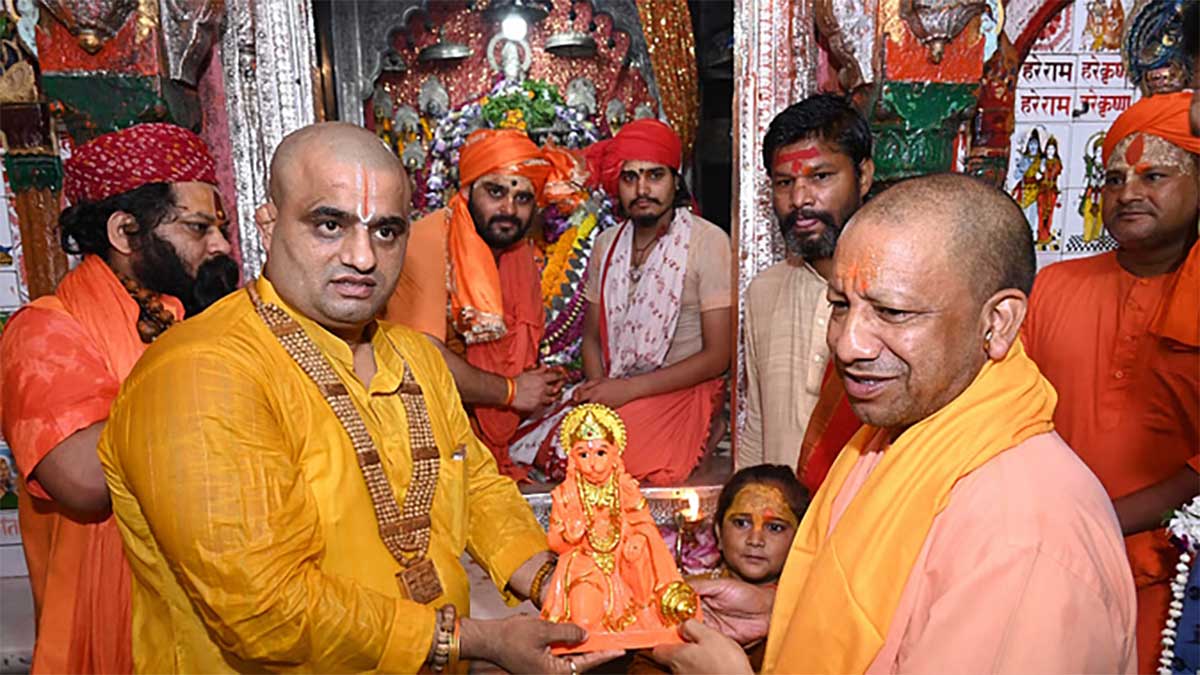 Ayodhya News: सीएम योगी ने किए हनुमानगढ़ी और रामलला के दर्शन, संतों से की मुलाकात Ayodhya News: सीएम योगी ने किए हनुमानगढ़ी और रामलला के दर्शन, संतों से की मुलाकात