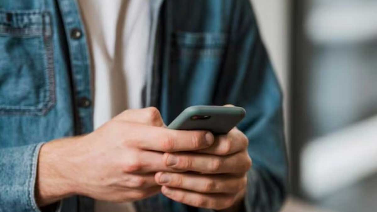 Bad News for Mobile Users: मोबाइल यूजर्स के लिए बुरी खबर, 10-12% तक महंगे हो सकते हैं रिचार्ज प्लान्स Bad News for Mobile Users: मोबाइल यूजर्स के लिए बुरी खबर, 10-12% तक महंगे हो सकते हैं रिचार्ज प्लान्स