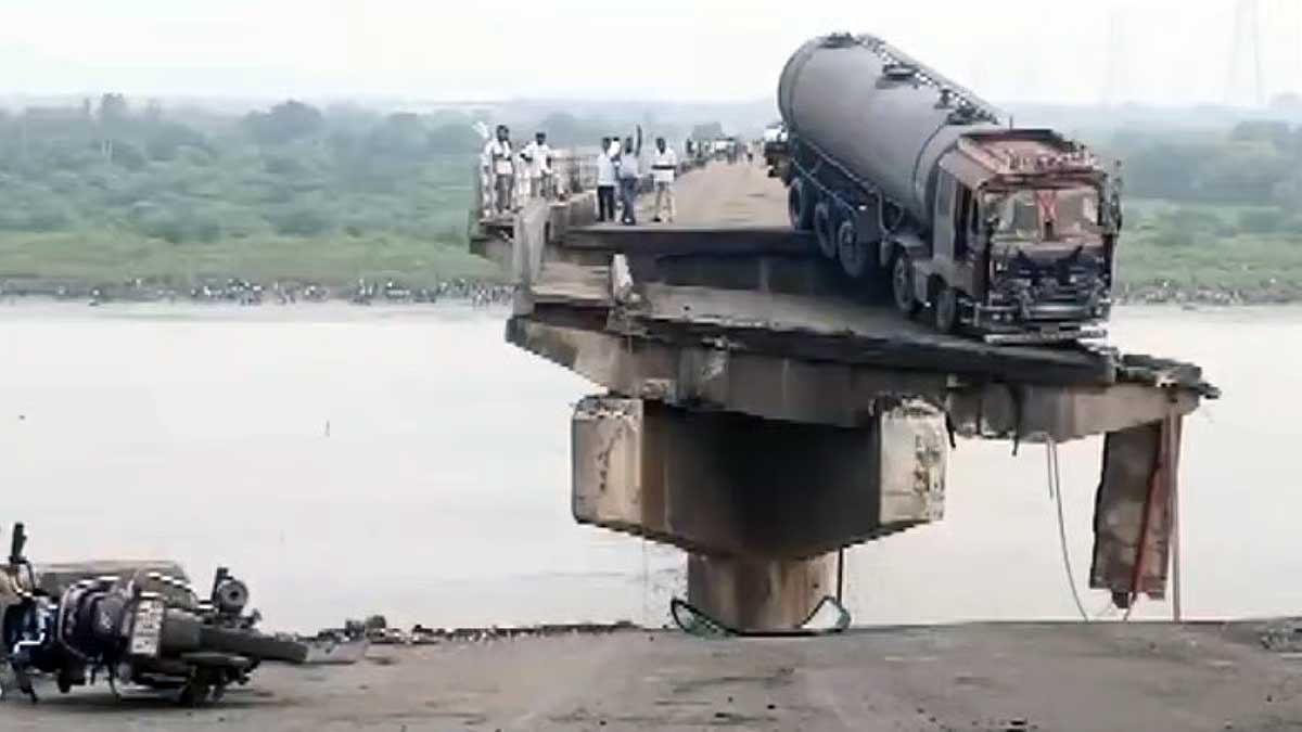 Vadodara Bridge Collapse: महिसागर नदी पर बना गंभीरा पुल ढहा, तीन की मौत, चार वाहन नदी में गिरे Vadodara Bridge Collapse: महिसागर नदी पर बना गंभीरा पुल ढहा, तीन की मौत, चार वाहन नदी में गिरे