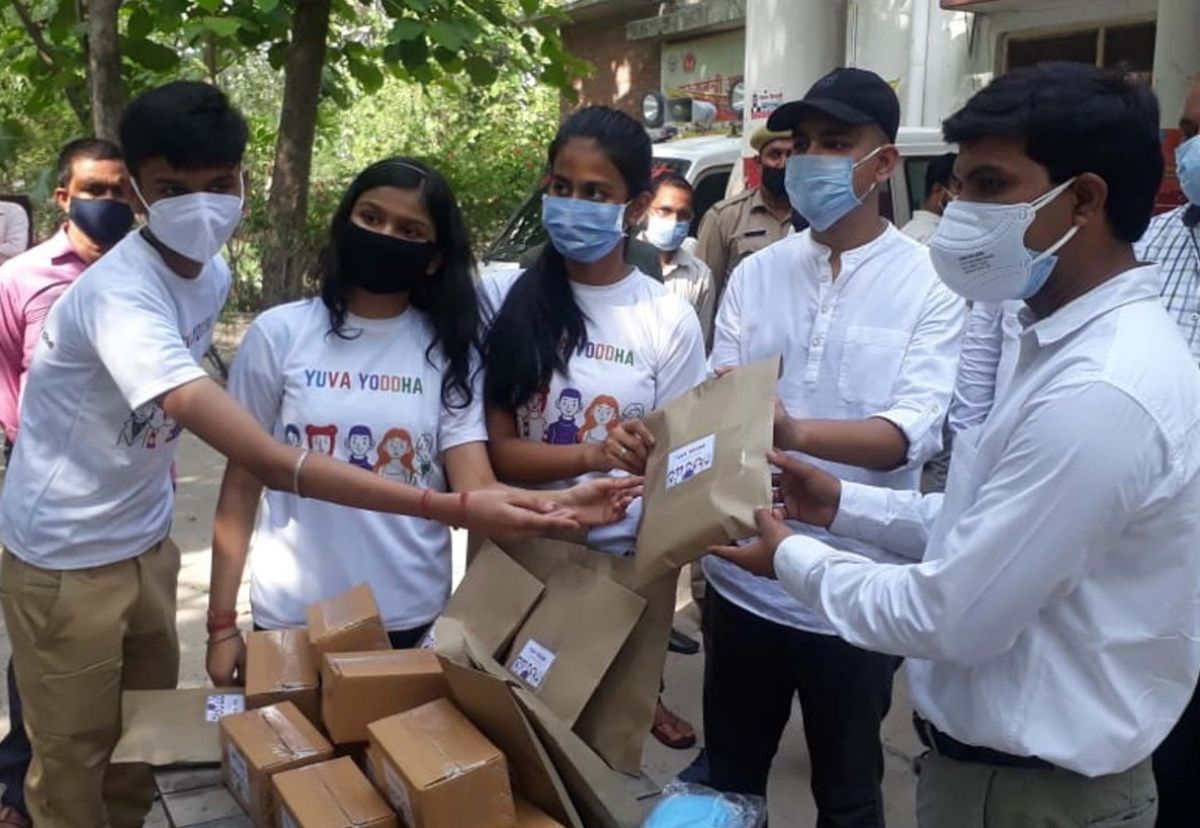 सी.एम.एस. छात्रों ने ग्रामीण क्षेत्रों में वितरण हेतु उप-जिलाधिकारी को भेंट की विशेष कोविड जांच किट सी.एम.एस. छात्रों ने ग्रामीण क्षेत्रों में वितरण हेतु उप-जिलाधिकारी को भेंट की विशेष कोविड जांच किट