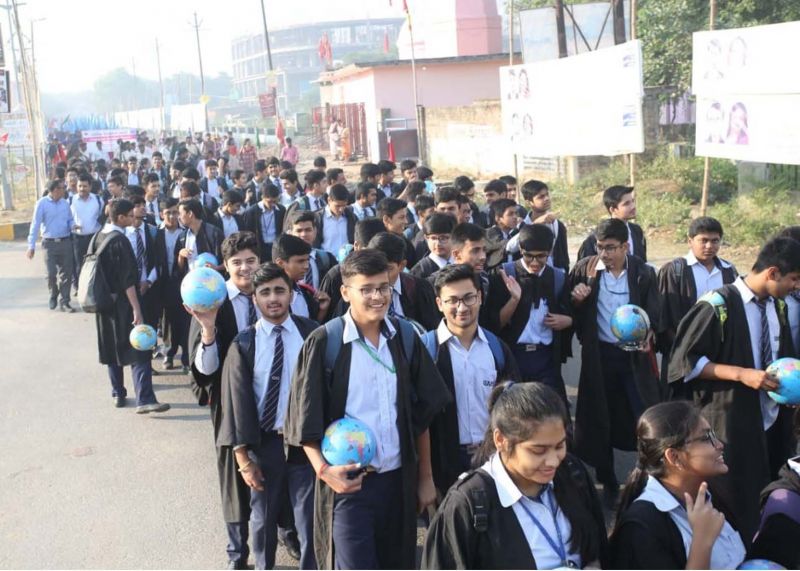 विशाल मार्च निकालकर चरित्र निर्माण का अलख जगाया सी.एम.एस. छात्रों ने विशाल मार्च निकालकर चरित्र निर्माण का अलख जगाया सी.एम.एस. छात्रों ने