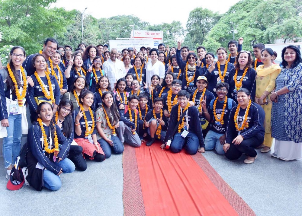 संयुक्त राष्ट्र संघ मुख्यालय में योग प्रदर्शन कर स्वदेश लौटे छात्रों का भव्य स्वागत संयुक्त राष्ट्र संघ मुख्यालय में योग प्रदर्शन कर स्वदेश लौटे छात्रों का भव्य स्वागत