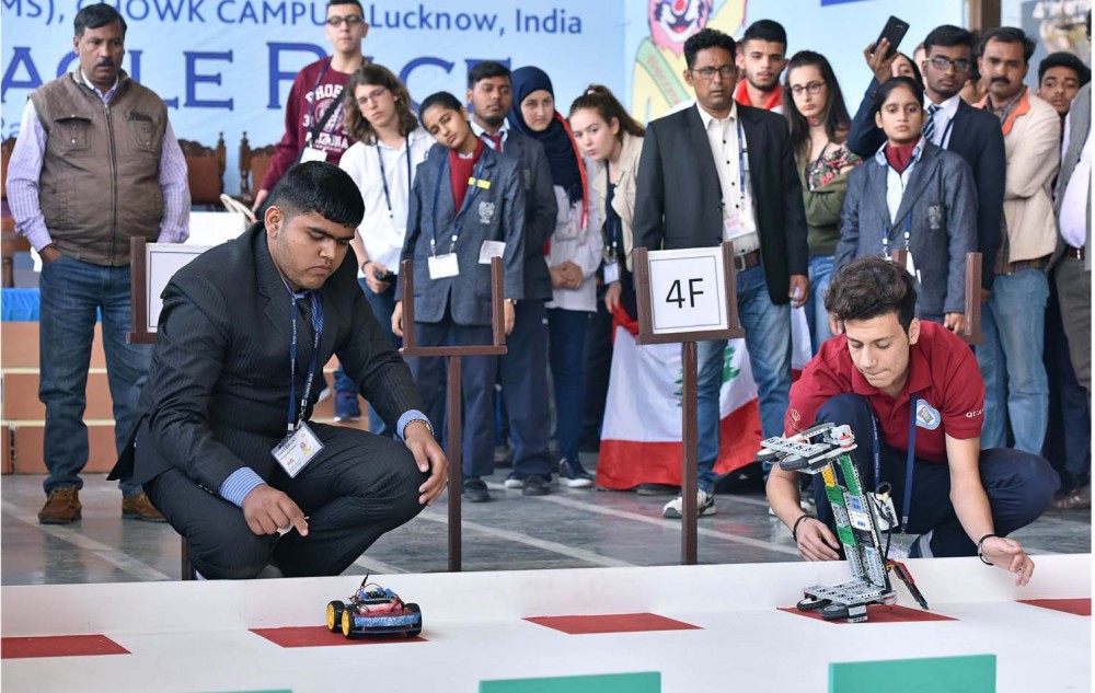 देश-विदेश के  छात्रों के बीच क्विज, वाद-विवाद एवं रोबोट रेस प्रतियोगिताओं में कड़ी प्रतिस्पर्धा