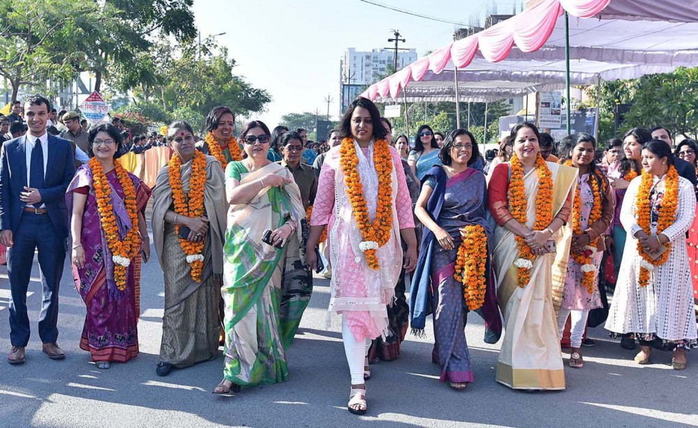 अन्तर्राष्ट्रीय महिला दिवस की पूर्व संध्या पर गरीब महिलाओं को भेंट की गईं 1000 साड़ियाँ