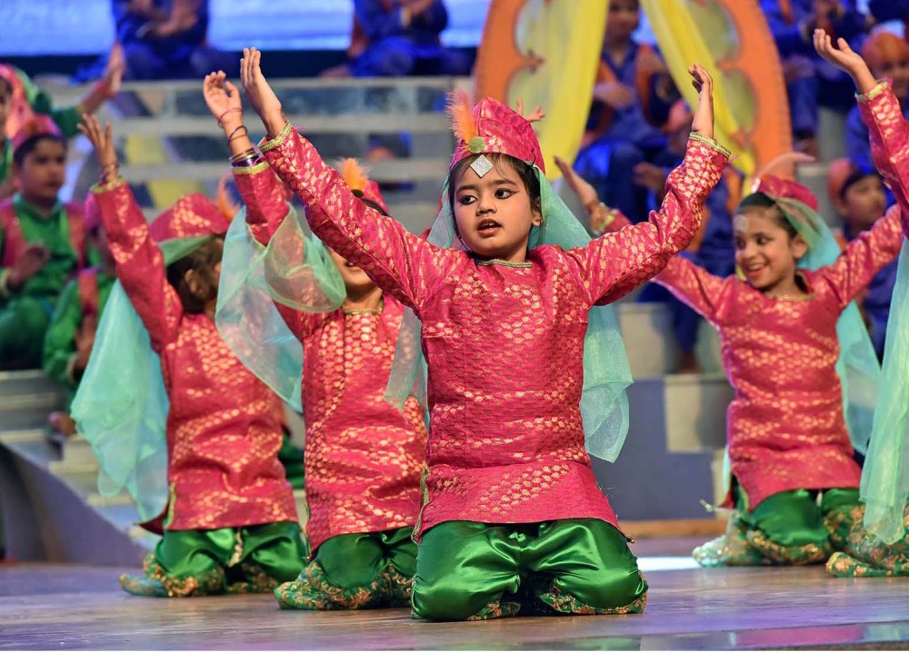 साँस्कृतिक कार्यक्रमों द्वारा एकता व शान्ति का संदेश दिया सी.एम.एस छात्रों ने