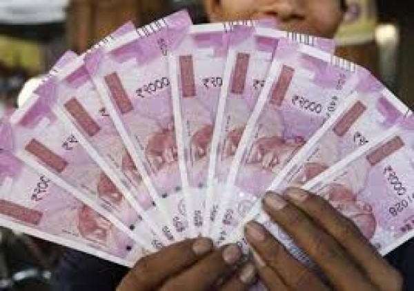 2000 के नोटों की सप्लाई में काफी कमी आ रही है : ऑफिसर नीरज व्यास 2000 के नोटों की सप्लाई में काफी कमी आ रही है : ऑफिसर नीरज व्यास