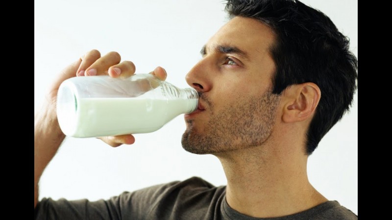भूलकर भी दूध पीने के साथ ये 6 चीजे नहीं लेनी चाहिए