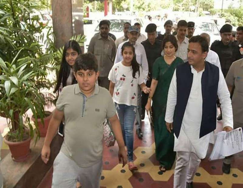 अखिलेश यादव ने संपत्ति-विभाग को सौंपी दी बंगले की चाबियां अखिलेश यादव ने संपत्ति-विभाग को सौंपी दी बंगले की चाबियां