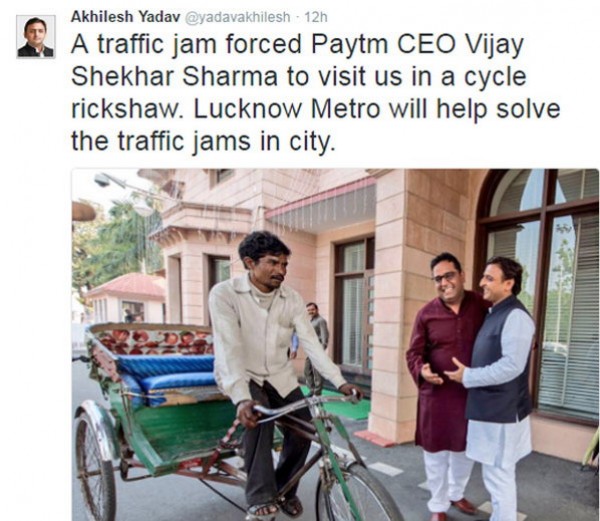 रिक्शेवाले को CM अखिलेश ने दिया घर का तोहफा रिक्शेवाले को CM अखिलेश ने दिया घर का तोहफा