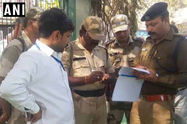 सपा के पक्ष में दरोगा ने करवाई वोटिंग मचा बवाल सपा के पक्ष में दरोगा ने करवाई वोटिंग मचा बवाल