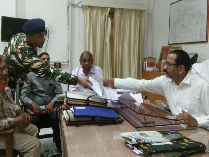 भाजपा के राष्ट्रीय अध्यक्ष अमित शाह का सिक्योरिटी गार्ड परिवार की सुरक्षा में दर-दर भटक रहा भाजपा के राष्ट्रीय अध्यक्ष अमित शाह का सिक्योरिटी गार्ड परिवार की सुरक्षा में दर-दर भटक रहा