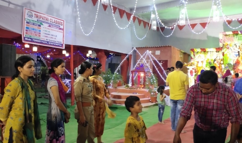 एंटी रोमियो टीम द्वारा शहर के सभी माँ दुर्गा के पंडालों में चलाया गया चेकिंग अभियान एंटी रोमियो टीम द्वारा शहर के सभी माँ दुर्गा के पंडालों में चलाया गया चेकिंग अभियान