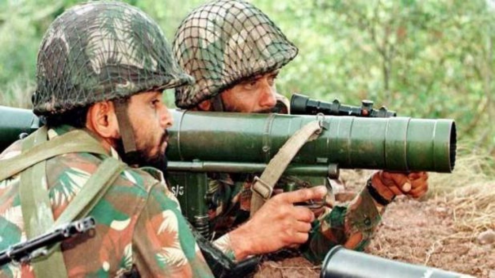 बॉर्डर पर फिर बढ़ी हलचल, PAK ने LoC-पंजाब तक बढ़ाई सेना की तैनाती बॉर्डर पर फिर बढ़ी हलचल, PAK ने LoC-पंजाब तक बढ़ाई सेना की तैनाती