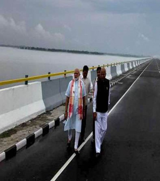 असम में पुल उद्धाटन के बाद ब्रिज पर पैदल चले पीएम मोदी