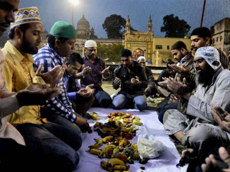 एक बार फिर हिन्दुओ ने दिया भाईचारे की मिसाल, अयोध्या में मंदिर के भीतर इफ्तार पार्टी का हुआ आयोजन एक बार फिर हिन्दुओ ने दिया भाईचारे की मिसाल, अयोध्या में मंदिर के भीतर इफ्तार पार्टी का हुआ आयोजन