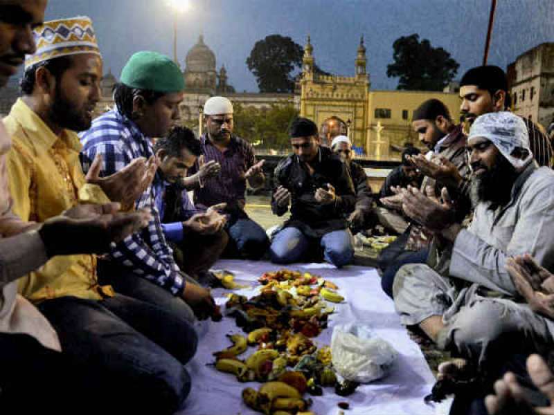 एक बार फिर हिन्दुओ ने दिया भाईचारे की मिसाल, अयोध्या में मंदिर के भीतर इफ्तार पार्टी का हुआ आयोजन 