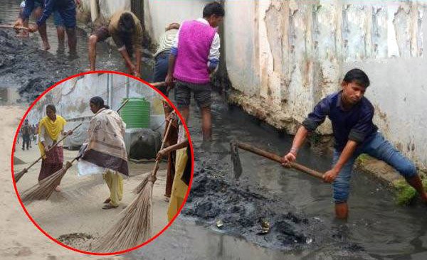 नौकरी के लिए BA पास युवाओं ने साफ किया नाला और लगाई झाड़ू नौकरी के लिए BA पास युवाओं ने साफ किया नाला और लगाई झाड़ू