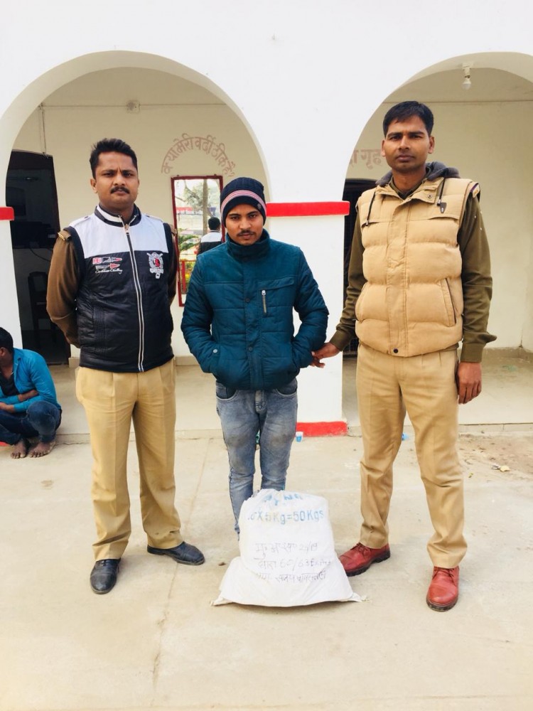 60 शीशी नेपाली स्पेशल शराब के साथ एक अभियुक्त गिरफ्तार 60 शीशी नेपाली स्पेशल शराब के साथ एक अभियुक्त गिरफ्तार