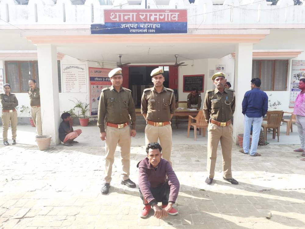 फेसबुक पर युवती की फोटो डालकर अश्लील टिप्पणी करने वाला अभियुक्त गिरफ्तार फेसबुक पर युवती की फोटो डालकर अश्लील टिप्पणी करने वाला अभियुक्त गिरफ्तार