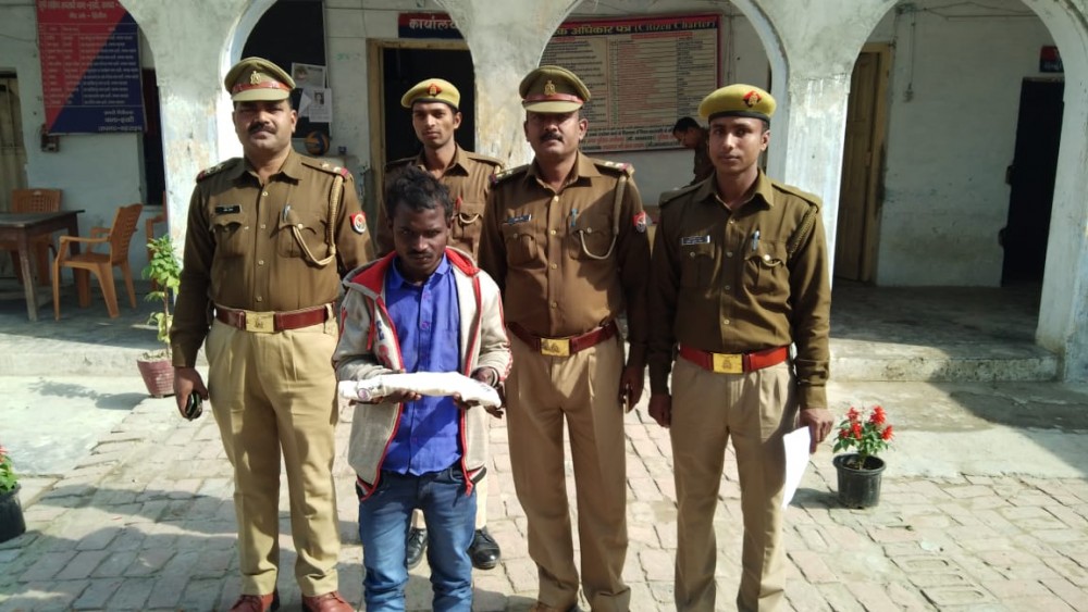 एक अदद अबैध तमन्चा 05 अदद जिन्दा कारतूस के साथ अभियुक्त गिरफ्तार एक अदद अबैध तमन्चा 05 अदद जिन्दा कारतूस के साथ अभियुक्त गिरफ्तार