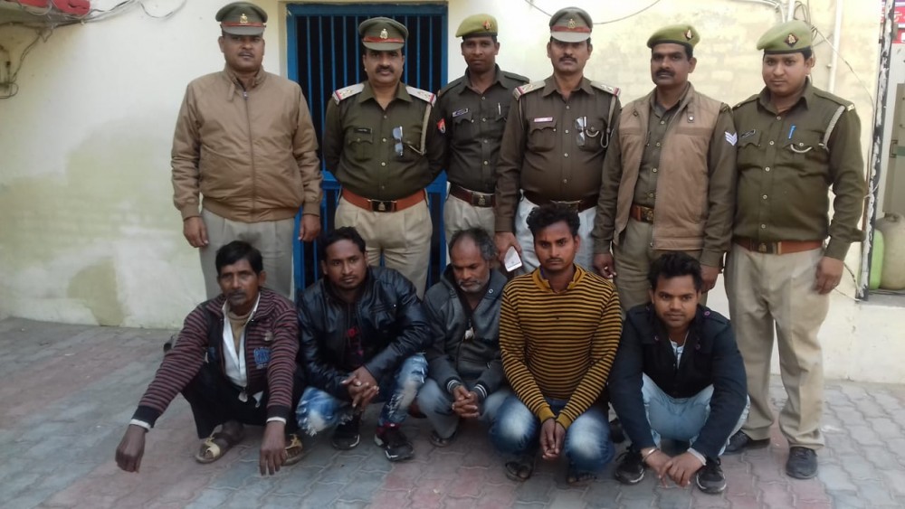 सार्वजनिक स्थान पर जुआ खेल रहे 05 अभियुक्तगण गिरफ्तार सार्वजनिक स्थान पर जुआ खेल रहे 05 अभियुक्तगण गिरफ्तार