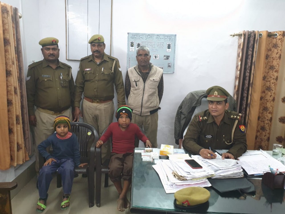 थाना को0 नानपारा का सराहनीय कार्य, 02 गुमसुदा बच्चों को ढूंढकर किया माता-पिता के हवाले थाना को0 नानपारा का सराहनीय कार्य, 02 गुमसुदा बच्चों को ढूंढकर किया माता-पिता के हवाले