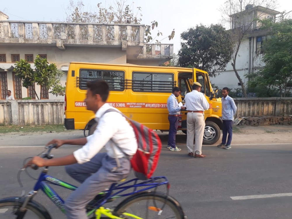 स्कूली वाहनों की चेकिंग कर, सुरक्षा मानकों व यातायात नियमों के पालन हेतु दी गई हिदायत स्कूली वाहनों की चेकिंग कर, सुरक्षा मानकों व यातायात नियमों के पालन हेतु दी गई हिदायत
