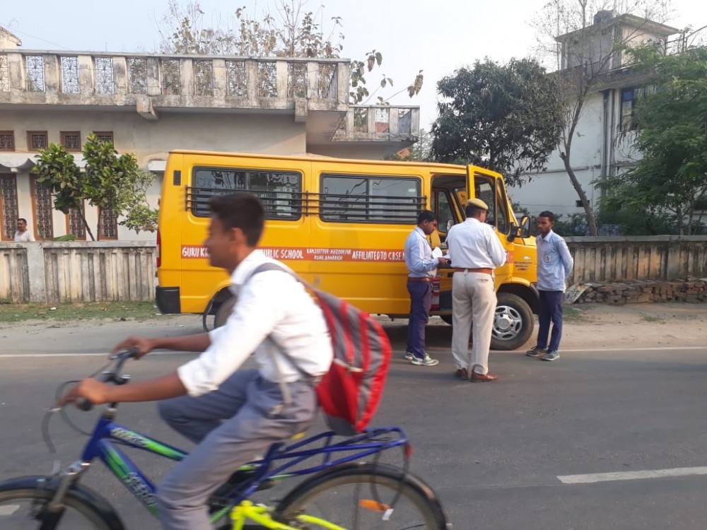 स्कूली वाहनों की चेकिंग कर, सुरक्षा मानकों व यातायात नियमों के पालन हेतु दी गई हिदायत