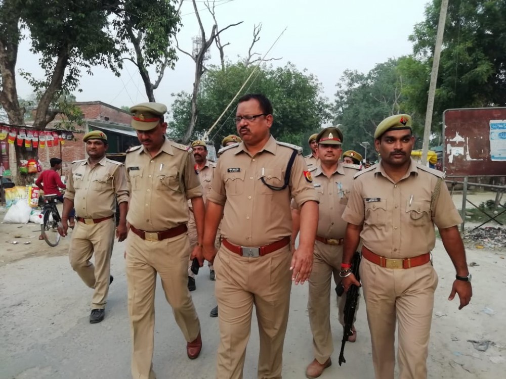 जनपदीय पुलिस का शहर में पैदल गस्त, ऑटो रिक्शा चालकों के विरुद्ध अभियान चला वशूला गया जुर्माना