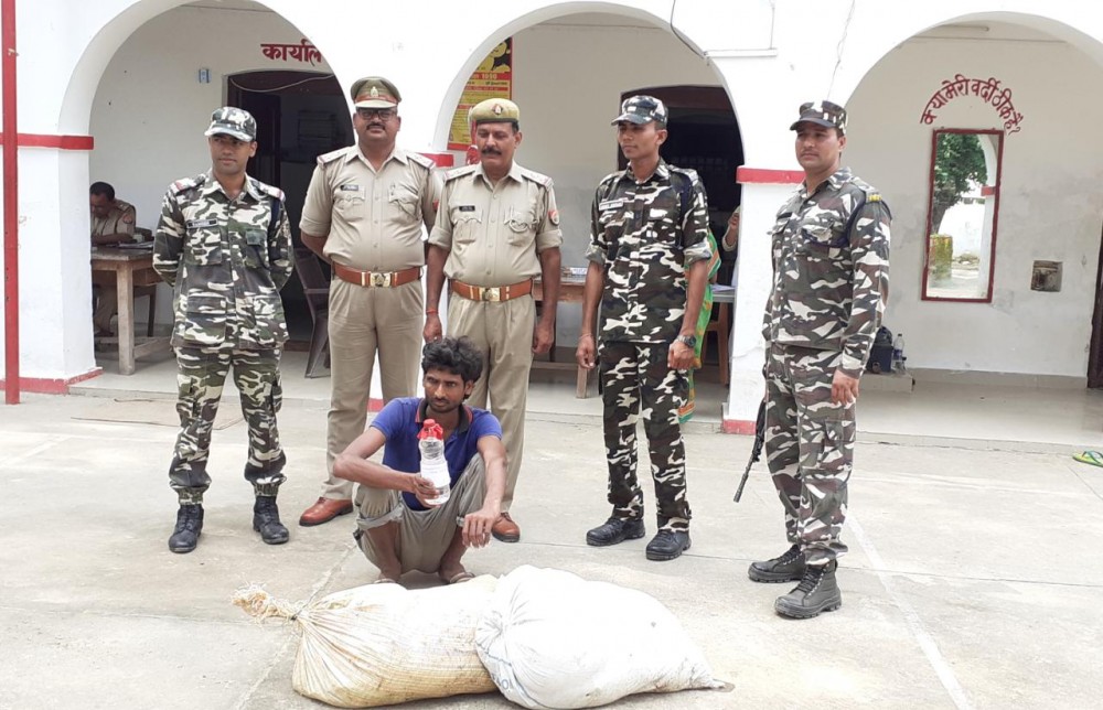 बहराइच 2 विभिन्न मामलों में कच्ची शराब के साथ अभियुक्त गिरफ्तार बहराइच 2 विभिन्न मामलों में कच्ची शराब के साथ अभियुक्त गिरफ्तार