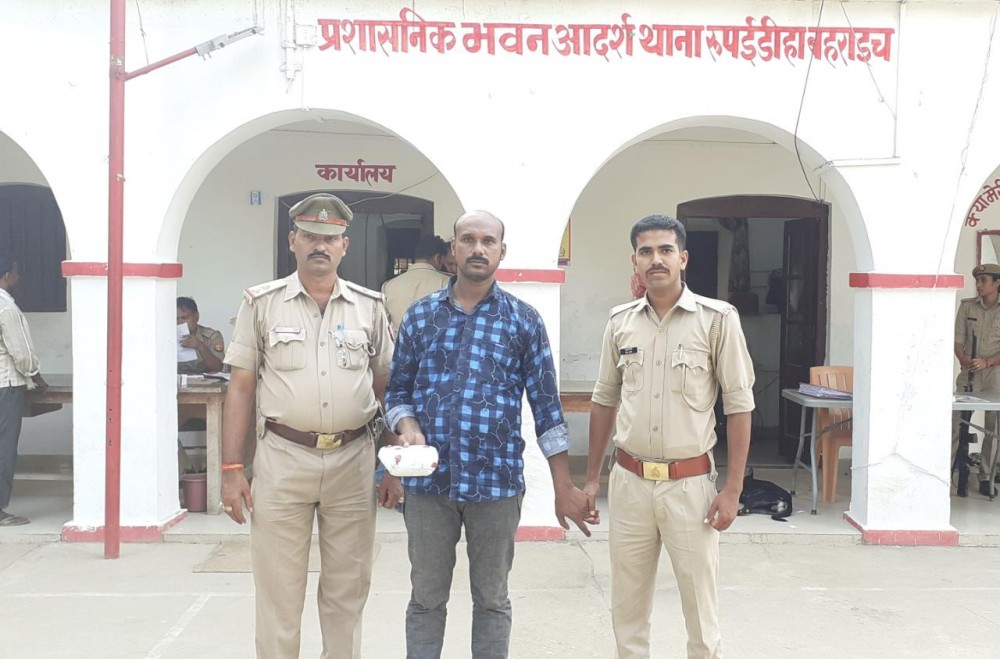 1.8 किलो चरस के साथ नफर अभियुक्त गिरफ्तार, सराहनीय कार्य आदर्श थाना रुपईडीहा 1.8 किलो चरस के साथ नफर अभियुक्त गिरफ्तार, सराहनीय कार्य आदर्श थाना रुपईडीहा