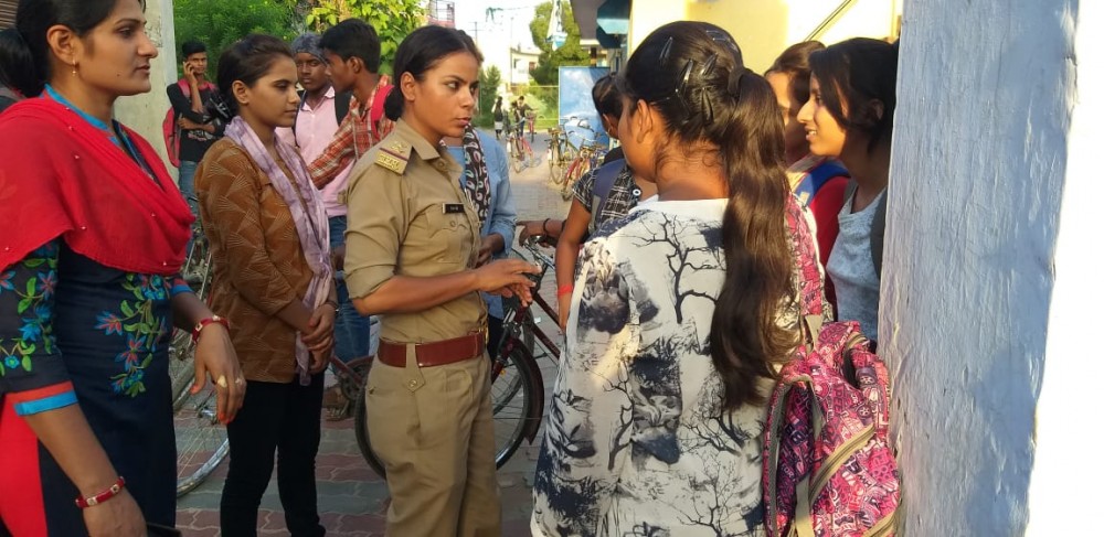 एंटी रोमियो टीम द्वारा शहर में चलाया गया चेकिंग व आत्मरक्षा अभियान एंटी रोमियो टीम द्वारा शहर में चलाया गया चेकिंग व आत्मरक्षा अभियान
