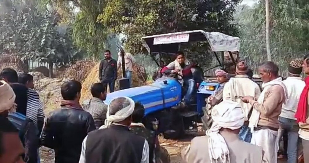 प्रशाशन द्वारा शहर का कूड़ा डालने पर ग्रामीणों ने करा जबरदस्त विरोध प्रशाशन द्वारा शहर का कूड़ा डालने पर ग्रामीणों ने करा जबरदस्त विरोध