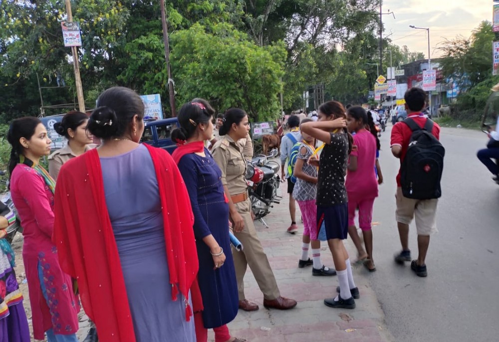एंटी रोमियो टीम के द्वारा शहर में गश्त व चेकिंग अभियान चलाया गया एंटी रोमियो टीम के द्वारा शहर में गश्त व चेकिंग अभियान चलाया गया