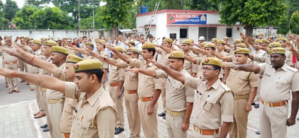 गांधी जयंती के अवसर पर पुलिस अधीक्षक महोदय द्वारा माल्यार्पण कर दिलाई गई सत्य व अहिंसा की शपथ