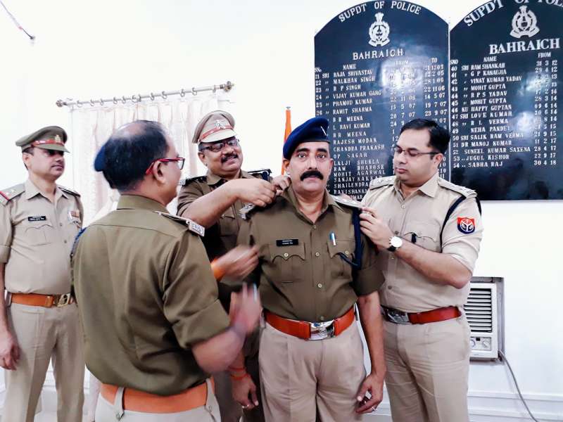 श्री जय प्रकाश के क्षेत्राधिकारी बनने पर पुलिस अधीक्षक महोदय ने कन्धे पर स्टार लगाकर दी बधाई