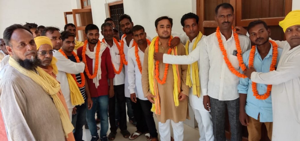 सुभासपा में सदस्यता ग्रहण करने वाले साथियों का मिठाई खिलाकर किया गया भव्य स्वागत सुभासपा में सदस्यता ग्रहण करने वाले साथियों का मिठाई खिलाकर किया गया भव्य स्वागत