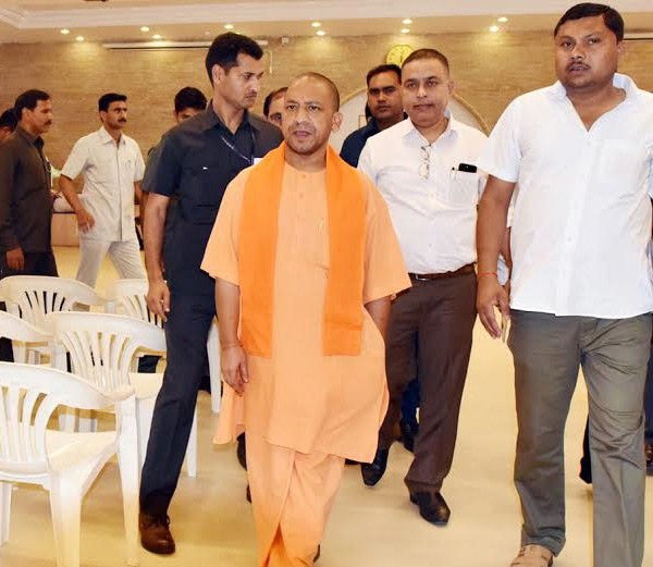 योगी कि हर जरूरतें पूरा करता है ये शख्स : जानिये ? योगी कि हर जरूरतें पूरा करता है ये शख्स : जानिये ?