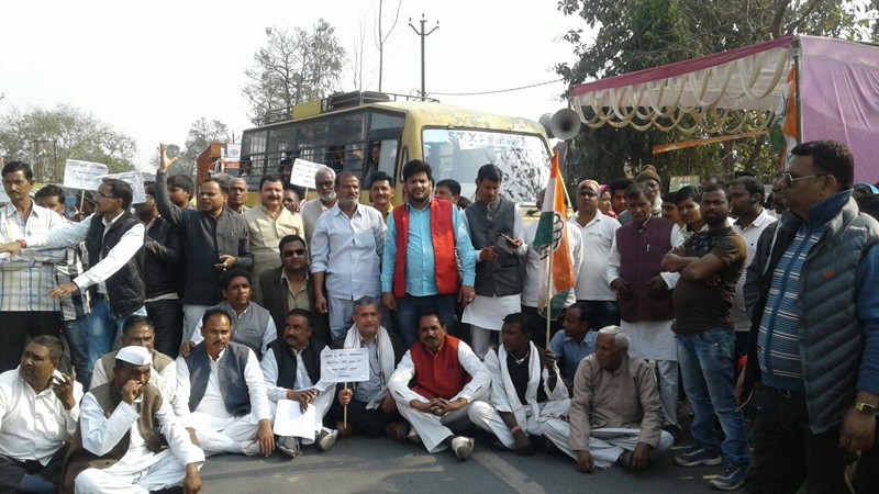 काग्रेंसियो का फूटा गुस्सा , रोड जाम कर किया धरना प्रदर्शन काग्रेंसियो का फूटा गुस्सा , रोड जाम कर किया धरना प्रदर्शन