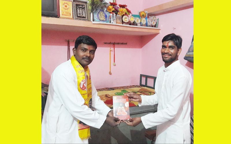 पतंजलि योगपीठ हरिद्वार से योग निरीक्षक दुर्गाशंकर ने योग प्रचारक शिवराम गुप्ता को सम्मानित किया