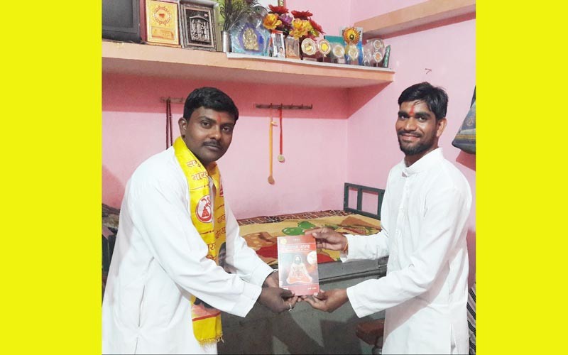 पतंजलि योगपीठ हरिद्वार से योग निरीक्षक दुर्गाशंकर ने योग प्रचारक शिवराम गुप्ता को सम्मानित किया पतंजलि योगपीठ हरिद्वार से योग निरीक्षक दुर्गाशंकर ने योग प्रचारक शिवराम गुप्ता को सम्मानित किया