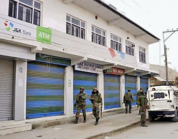 कश्मीर के 40 बैंकों में कैश ट्रांजैक्शन बंद