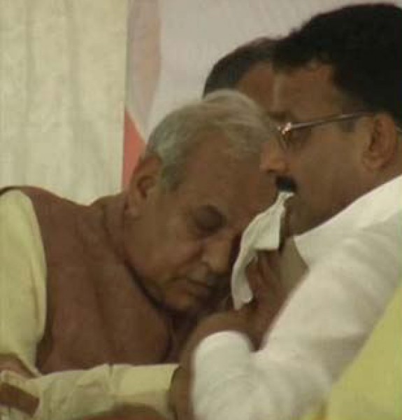 यूपी की गर्मी ने किया सबको बेहाल योगी के मंत्री हुए बेहोश यूपी की गर्मी ने किया सबको बेहाल योगी के मंत्री हुए बेहोश