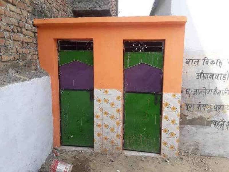 रातो रात शौचालय को भगवा रंग में रंग दिया गया, ग्रामीणों ने कहा ये हिंदू धर्म का अपमान
