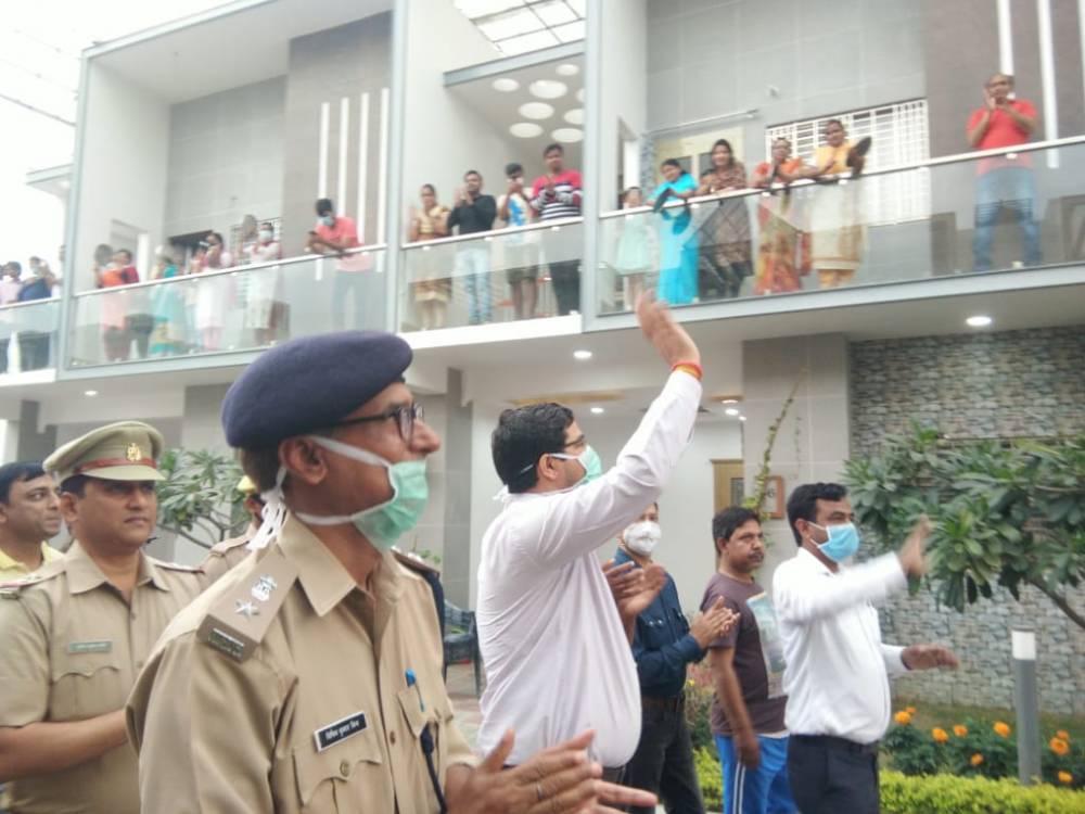 कोरोना वायरस की रोकथाम में लगे कृमियों के लिए खूब बजी तालियां व थालियां कोरोना वायरस की रोकथाम में लगे कृमियों के लिए खूब बजी तालियां व थालियां