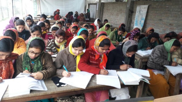 विदेश मंत्रालय के कर्मचारी ने नौकरी छोड़ शुरू किया गरीब बच्चों के लिए मुफ्त शिक्षण संस्थान विदेश मंत्रालय के कर्मचारी ने नौकरी छोड़ शुरू किया गरीब बच्चों के लिए मुफ्त शिक्षण संस्थान